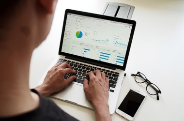 Việc phân tích dữ liệu (data analytics) ảnh hưởng đến quyết định kinh doanh như thế nào?